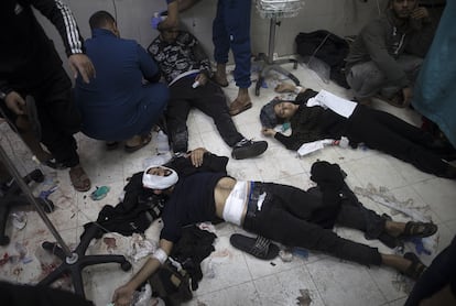 5 de diciembre de 2023. Hospital Al Naser en Jan Yunis, sur de la franja de Gaza.

"Fue un día particularmente sangriento. Las víctimas llegaban en gran número al hospital Al Naser. Escuché que un objetivo estaba al lado de la casa donde mi familia estaba desplazada. Estaba en estado de choque. Comencé a buscar entre los heridos. Gracias a Dios, ninguno de mis familiares estaba allí. Pero la situación era muy difícil. Como periodistas, somos especialmente conscientes de cuál es la situación. Yo mismo resulté herido y sacado de entre los escombros. Sé cómo se siente.
Ese día, hubo innumerables víctimas. Los médicos no tenían la capacidad para hacer frente a tantos, hasta el punto de que, como muestra claramente la imagen, no había suficiente espacio en la sala de emergencias del hospital. Nos movíamos entre las víctimas, escuchando sus gemidos... Fue muy duro. Es uno de los días más difíciles que experimenté durante esta guerra".