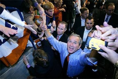 Bush saluda a sus partidarios durante un acto electoral celebrado ayer en Wilkes-Barre (Pensilvania).