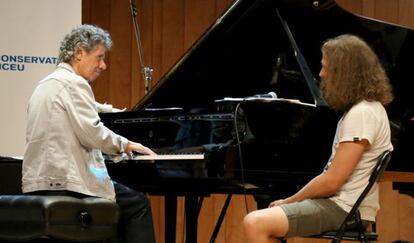 Chick Corea durante la clase con uno de los alumnos con el que compartió el piano.