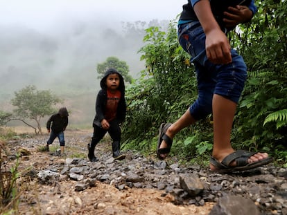 Un grupo de indígenas tzotziles caminan en Majomut, después de huir de Santa Martha en Chenalhó, Chiapas, el 6 de octubre 2022