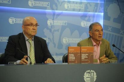 Patxi Baztarrika, a la izquierda, y Martínez de Luna en la presentación del estudio sobre el euskera.