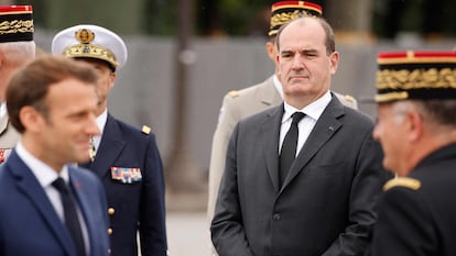 Jean Castex (centro), junto al presidente francés Emmanuel Macron (izquierda), el 14 de julio en París.