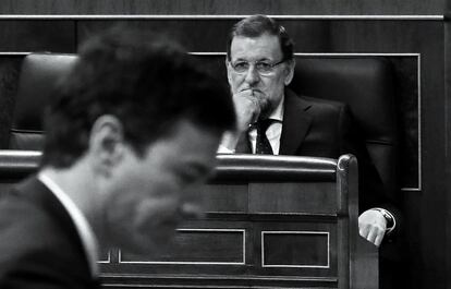 27-05-2015 Sesión de control al Gobierno en el Congreso de los Diputados. El líder socialista, Pedro Sánchez, abandona su escaño bajo la atenta mirada de Mariano Rajoy.