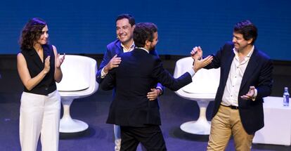 Isabel Díaz Ayuso, Juanma Moreno abraza a Pablo Casado y Fernández Mañueco, este sábado en Valencia.