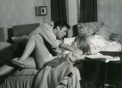 Dick Bogarde (a Julie Christie): "Tu idea de la felicidad es no tener nunca más de un hombre en la cama al mismo tiempo. Nena, eres una puta”. Como una nueva Cenicienta y protagonista de un cuento de hadas solo para adultos, Julie Christie conquistó su estatus de estrella nueva ola de los años sesenta y de paso, se hizo con su primer oscar. Hollywood se rendía a la modernidad que había hecho de Inglaterra, y de Londres como epicentro, el rompeolas de todas las tendencias.