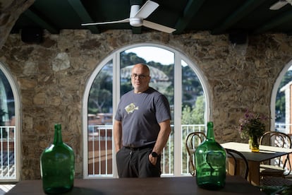 El cocinero Jordi Vilà en el nuevo restaurante Al Kostat del Mar en Begur Girona