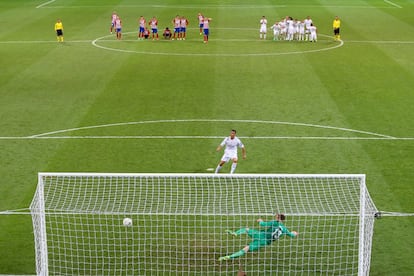 Cristiano Ronaldo marca un gol de penalti al portero del Atlético de Madrid, Jan Oblak, durante la final de la Champions League disputado en el estadio Giuseppe Meazza en Milán (Italia), el 28 de mayo de 2016.