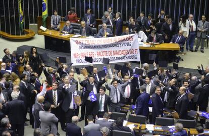 Deputados oposicionistas protestam na C&acirc;mara.