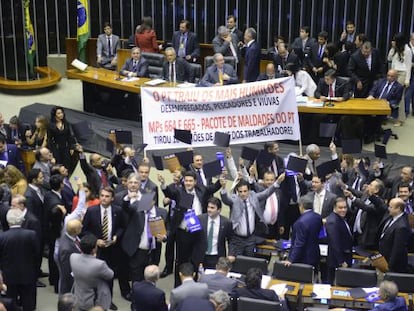 Deputados oposicionistas protestam na C&acirc;mara.