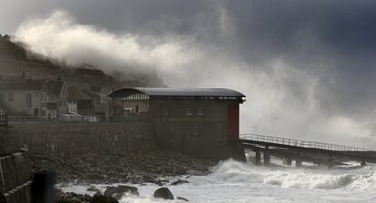 Fuertes olas rompen sobre el acantilado de Sennen Cove, cerca de Lands End, en Cornwall, Inglaterra. 