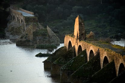 Puente en ruinas de Ajuda, sobre el río Guadiana, entre Badajoz y el Alentejo portugués.