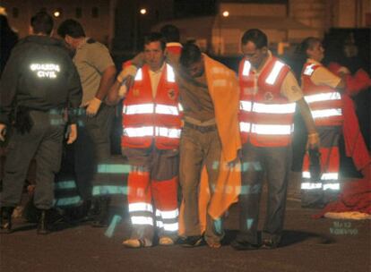 Varios miembros de la Cruz Roja asisten a uno de los 27 inmigrantes llegados a Lanzarote este jueves.