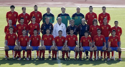 La gran novedad con respecto a la equipación de 2006 y de torneos anteriores, fue el cambio de color en las medias: se pasó de un azul oscuro a un rojo intenso. Las franjas amarillas de la camiseta menguaron haciéndola más estilizada. España, esta vez sí, ganó su primer mundial frente a Holanda. Desde 1978, era la primera vez que dos equipos sin copas mundiales en su haber se enfrentaban en una final de estas características.