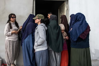 Várias mulheres esperam sua vez em uma mercearia.