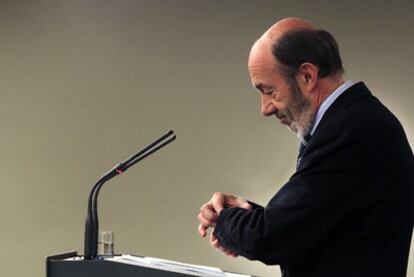 Alfredo Pérez Rubalcaba, ayer durante una conferencia de prensa en La Moncloa.