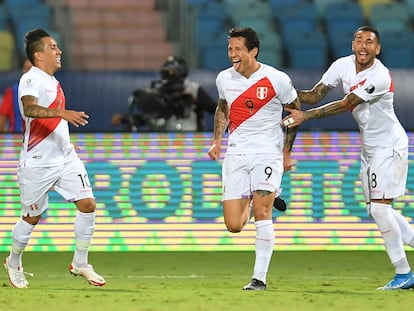 Gianluca Lapadula celebra su segundo gol contra Paraguay.