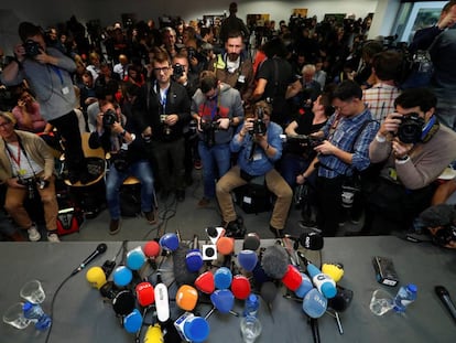 Varios periodistas esperan la llegada de Puigdemont, en Bruselas, este martes.