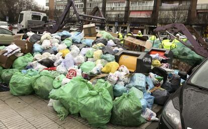 Empleados de Tragsa recogen la basura acumulada en Alcorc&oacute;n.