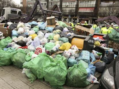 Empleados de Tragsa recogen la basura acumulada en Alcorcón.