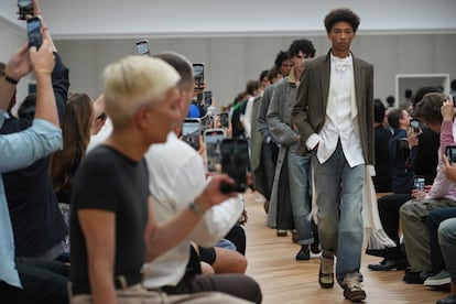 Los modelos durante el desfile de Dior de moda masculina en París.
