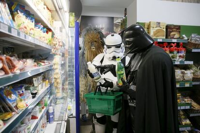 No es la primera vez que el Partido de Internet hace propaganda con personajes de La guerra de las galaxias. En esta imagen, Vader y uno de sus secuaces hacen la compra en el supermercado.