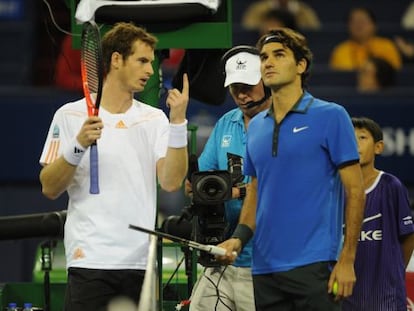 Murray y Federer discuten sobre la incoveniencia de poner el techo retractil.