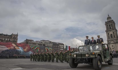 El general Salvador Cienfuegos, secretario de la Defensa Nacional, y el almirante Vidal Francisco Soberón, de la Secretaría de Marina, acompañan al presidente Enrique Peña Nieto al inicio del desfile conmemorativo de los 205 años de la independencia nacional.