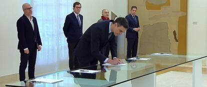 El presidente del Gobierno Pedro Sánchez durante la firma, con los líderes de las patronales CEOE y Cepyme y de los sindicatos UGT y CCOO del pacto que alcanzaron la pasada semana para prorrogar los expedientes de regulación temporal de empleo (ERTE) más allá de la vigencia del estado de alarma.