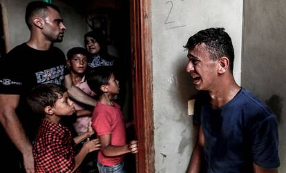 Un palestino llora en el funeral de su hermano este sábado en Gaza.