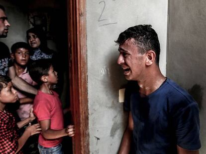 Un palestino llora en el funeral de su hermano este sábado en Gaza.