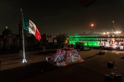 La maqueta de la piramide mostrando el video con la historia de Tenochtitlan.