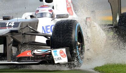 El japonés Kamui Kobayashi derrapa con su Ferrari en el circuito de Melbourne.