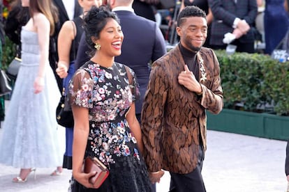 O ator Chadwick Boseman em janeiro de 2019 em uma premiação nos EUA, com a cantora Taylor Simone Ledward, com quem se casou no ano passado.