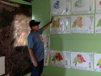 Dairo Urán, trabaja con los mapas desarrollados por la comunidad donde se caracteriza e identifican toda la población del sector comuna 8 Medellín