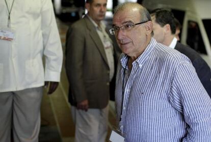 Humberto de la Calle, head of Colombia&#039; s government peace negotiation team, arrives for the continued peace talks with FARC members in Havana Cuba Thursday. 