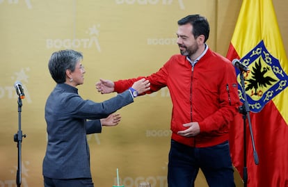 La actual alcaldesa de Bogotá, Claudia López, recibe a su sucesor Carlos Galán, en el Palacio del Lievano en Bogotá, el 30 de octubre.