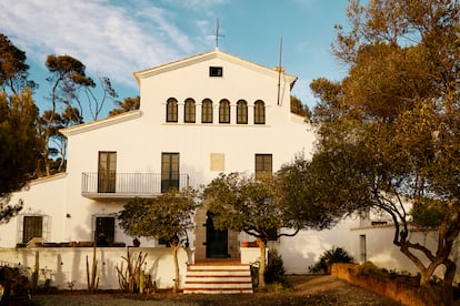 La fachada de la Casa Sanià. La primera puerta acristalada de la izquierda, en el segundo piso, corresponde a la habitación que ocupó Truman Capote cuando escribió 'A sangre fría'.