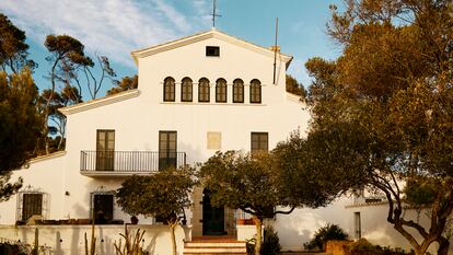 La fachada de la Casa Sanià. La primera puerta acristalada de la izquierda, en el segundo piso, corresponde a la habitación que ocupó Truman Capote cuando escribió 'A sangre fría'.