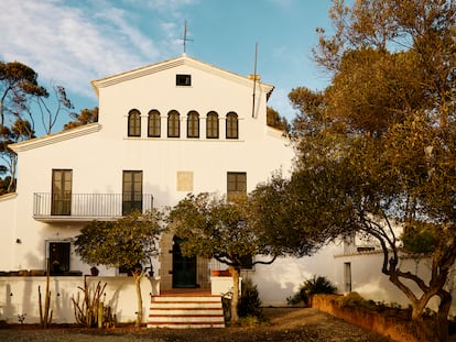 La fachada de la Casa Sanià. La primera puerta acristalada de la izquierda, en el segundo piso, corresponde a la habitación que ocupó Truman Capote cuando escribió 'A sangre fría'.