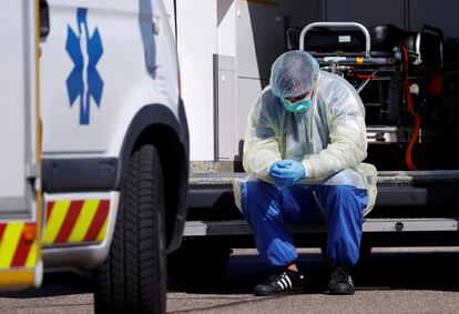 Un trabajador sanitario en Alemania, la tarde de este lunes.