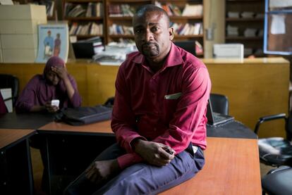 Mahamadou Adamou nació hace 43 años en Niamey. Tras licenciarse en Enfermería fue destinado a Diffa donde fue responsable de un centro de salud durante cuatro años para ocupar luego el puesto de punto focal de Nutrición. Después fue trasladado a Tilaberi. Ya ha finalizado el Máster, que, afirma, “me ha permitido especializarme sin tener que dejar sola a mi familia. Hizo las prácticas en Keita con ACH y en la actualidad está redactando su memoria sobre el análisis de la rehabilitación nutricional.