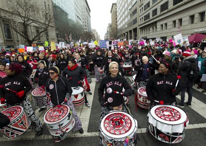 El grupo de batucada Batala ameniza la Marcha de Mujeres en Washington.