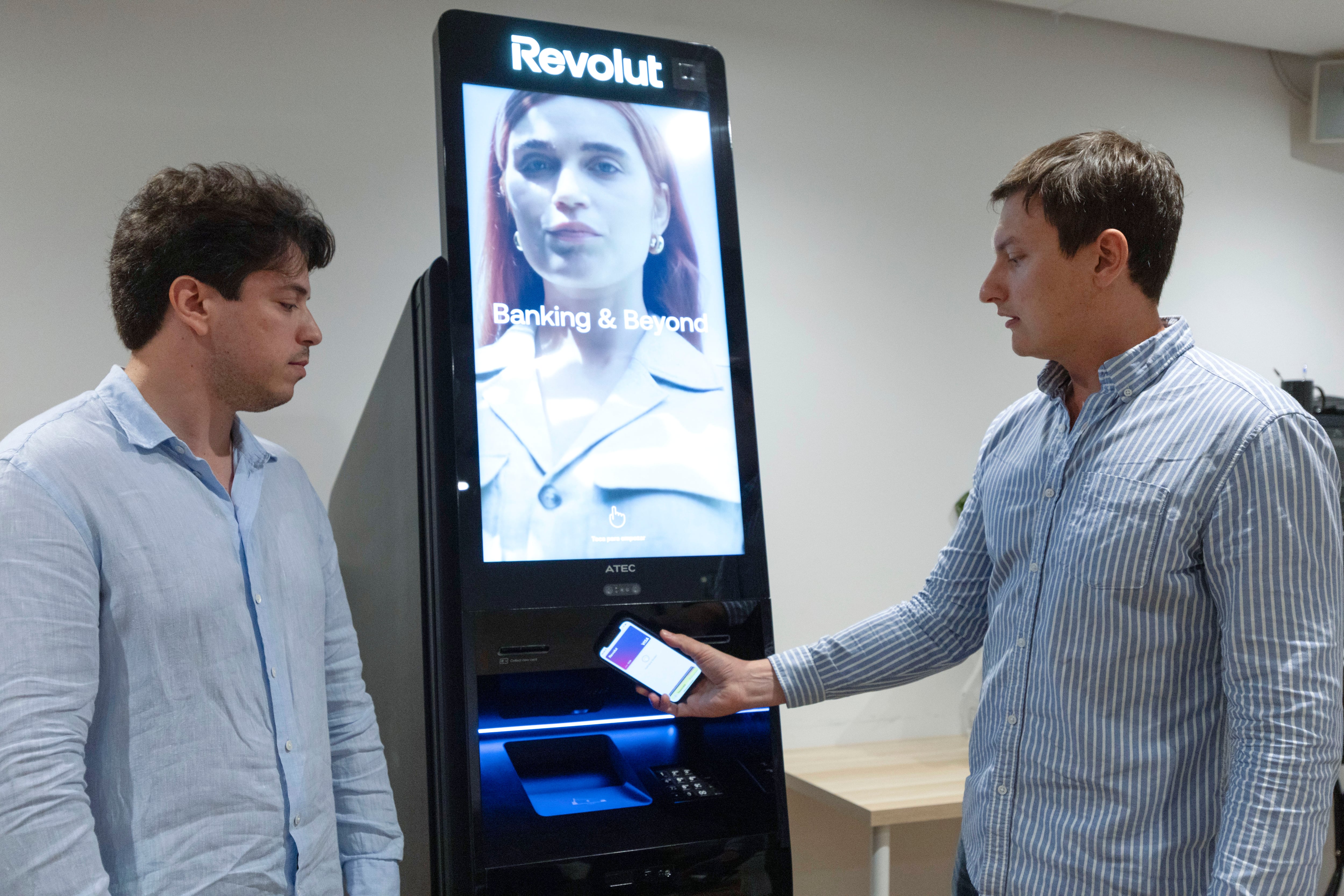 Los primeros cajeros físicos de Revolut llegan a Madrid y Barcelona, y después a Valencia 