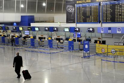 Las principales confederaciones de sindicatos del sector público (ADEDY) y privado (GSEE) han llamado a secundar el paro de 24 horas. En la imagen, un viajero en el aeropuerto de Atenas durante la huelga.
