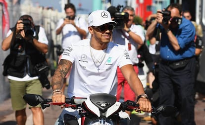 Hamilton, en moto por el Paddock de Montecarlo.