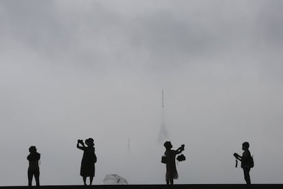 Varios turistas toman fotos en el exterior del Museo Nacional de Corea en Seúl. El museo reabrió este miércoles después de haber estado cerrado durante dos meses debido a la pandemia de covid-19.