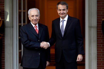 El presidente de Israel, Simon Peres, saluda al jefe del Ejecutivo español, José Luis Rodríguez Zapatero, a las puertas del Palacio de La Moncloa.