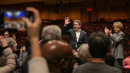 Gustavo Dudamel saluda al inicio de la conferencia de prensa, este lunes en la sede de la Filarmónica de Nueva York.