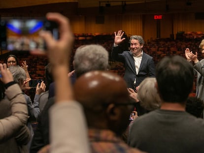 Gustavo Dudamel saluda al inicio de la conferencia de prensa, este lunes en la sede de la Filarmónica de Nueva York.