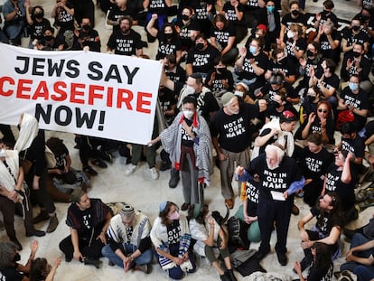 Manifestantes realizan una protesta frente al edificio del Capitolio de los Estados Unidos pidiendo un alto el fuego en Gaza, el 18 de octubre de 2023, en Washington D.C. (EE UU).